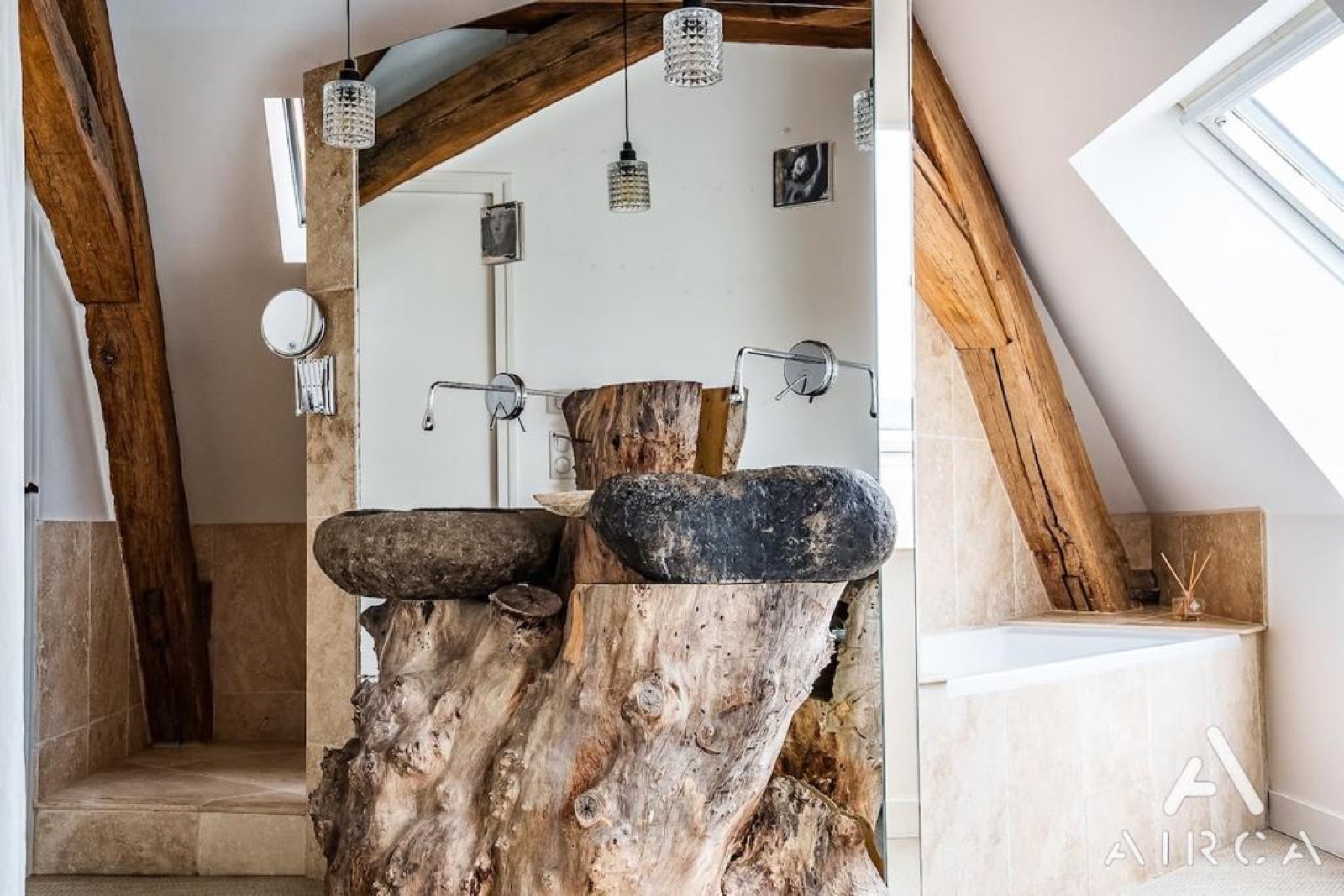 Salle de bain avec vasque en tronc d'arbre